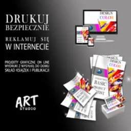 Kompozycja graficzna przedstawiająca monitor, tablet i smartfon z wyświetlanym projektem graficznym, obok leżą ulotki i wizytówki z tym samym motywem, na czarnym tle z tekstem 'Drukuj bezpiecznie...
