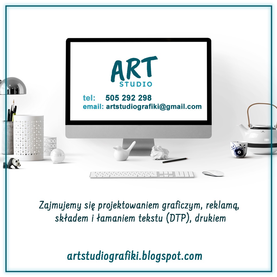 Monitor wyświetlający logo Art Studio z danymi kontaktowymi na minimalistycznym biurku z dekoracjami, w tle czajnik i filiżanka.