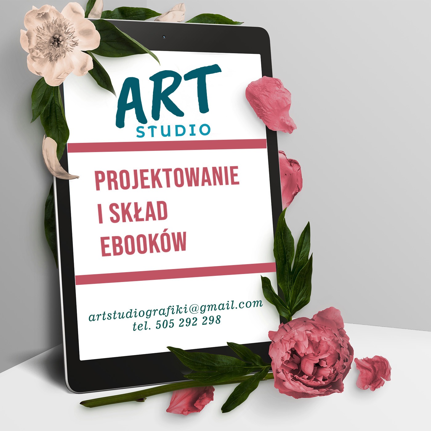Tablet prezentuje ofertę projektowania i składu e-booków od Art Studio, ozdobiony kwiatami piwonii i liśćmi na białym tle.