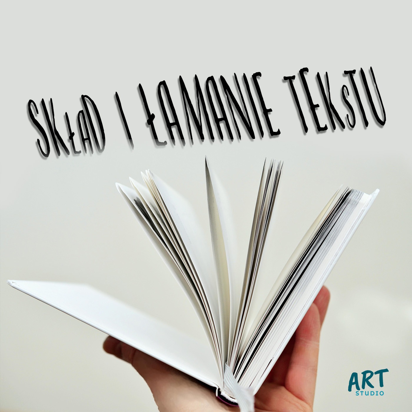 Otwarta książka z widocznymi stronami, na których widać tekst 'Skład i łamanie tekstu', trzymana w dłoni, z logo 'ART Studio' w prawym dolnym rogu.
