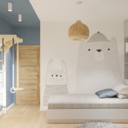 STUDIO OF3 - Pokój dziecięcy z łóżkiem, drabinką gimnastyczną, lampą z wikliny i tapetą z motywem zwierząt: misia w czapce i królika.