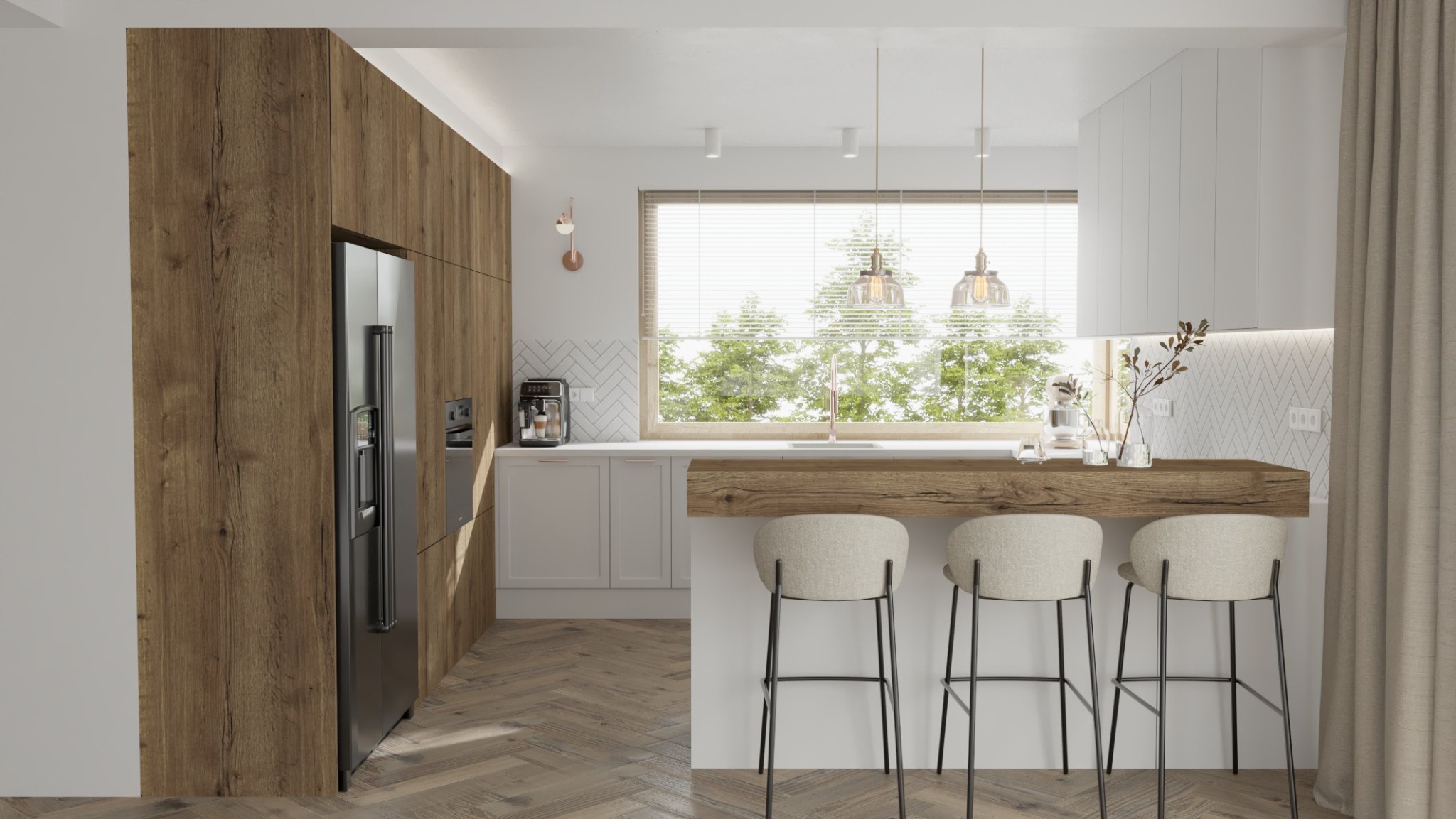 Jasna kuchnia z drewnianymi akcentami: wyspa z trzema hokerami, okno z widokiem na zieleń, lodówka side-by-side w zabudowie z forniru dębowego, podłoga w jodełkę.