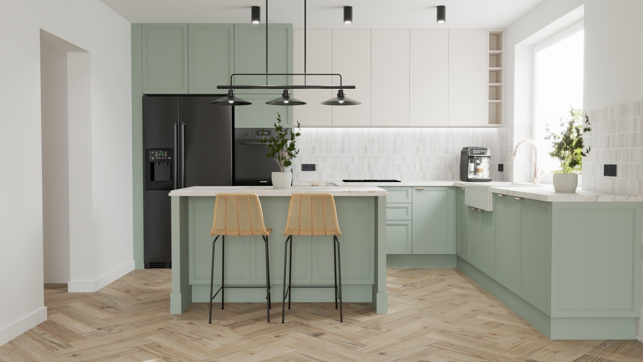 Nowoczesna kuchnia w odcieniach bieli i zieleni z drewnianą podłogą w jodełkę, wyspą z dwoma rattanowymi krzesłami barowymi oraz czarną lodówką z dystrybutorem wody.