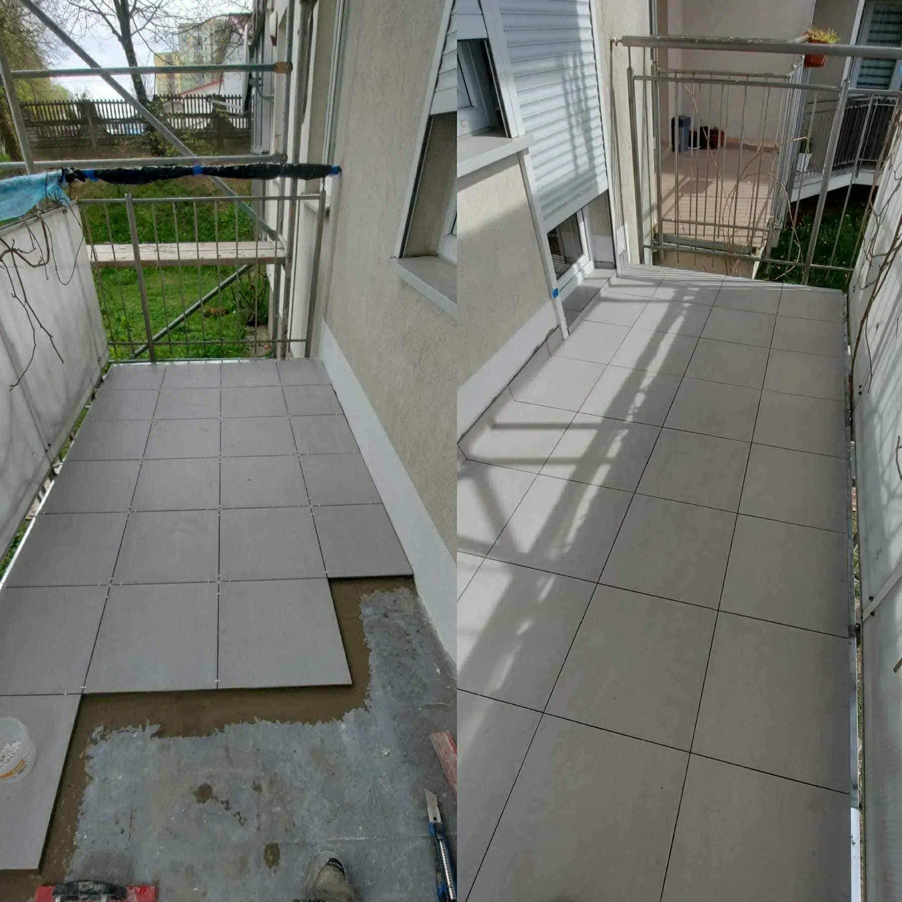 Balkon w trakcie układania jasnych, kwadratowych płytek. Połowa powierzchni wyłożona, widoczne narzędzia i klej. Porównanie stanu przed i po na jednym ujęciu.