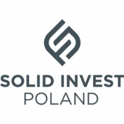 Logo firmy Solid Invest Poland z abstrakcyjnym symbolem płomienia lub liścia w kolorze szarym nad tekstem.