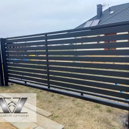 Szczygielski-Ogrodzenia - Nowoczesne, poziome ogrodzenie panelowe w kolorze antracytowym, z widocznym domem w tle i elementami logo firmy w lewym dolnym rogu.