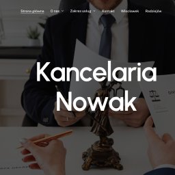 Expressite - Agencja Marketingowa Rzeszów - Kancelaria Nowak: Statuetka Temidy na biurku z dokumentami prawnymi, w tle prawnik w garniturze.