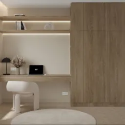 Beżowe biuro domowe z minimalistycznym biurkiem, designerskim krzesłem boucle i dużą szafą w odcieniach drewna, oświetlone półki z dekoracjami i laptop na blacie.