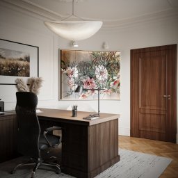 RB VISION SPÓŁKA Z OGRANICZONĄ ODPOWIEDZIALNOŚCIĄ - Elegancki gabinet z drewnianym biurkiem, ergonomicznym krzesłem i dekoracyjnym panelem ściennym z motywem kwiatowym. Subtelne oświetlenie i parkiet dodają klasy.