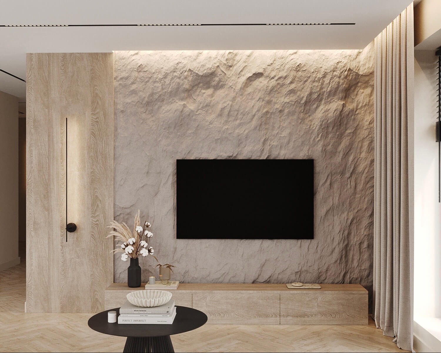 Salon z telewizorem na ścianie o fakturze kamienia, minimalistyczna lampa ścienna, drewniana szafka RTV i stolik kawowy z dekoracjami.