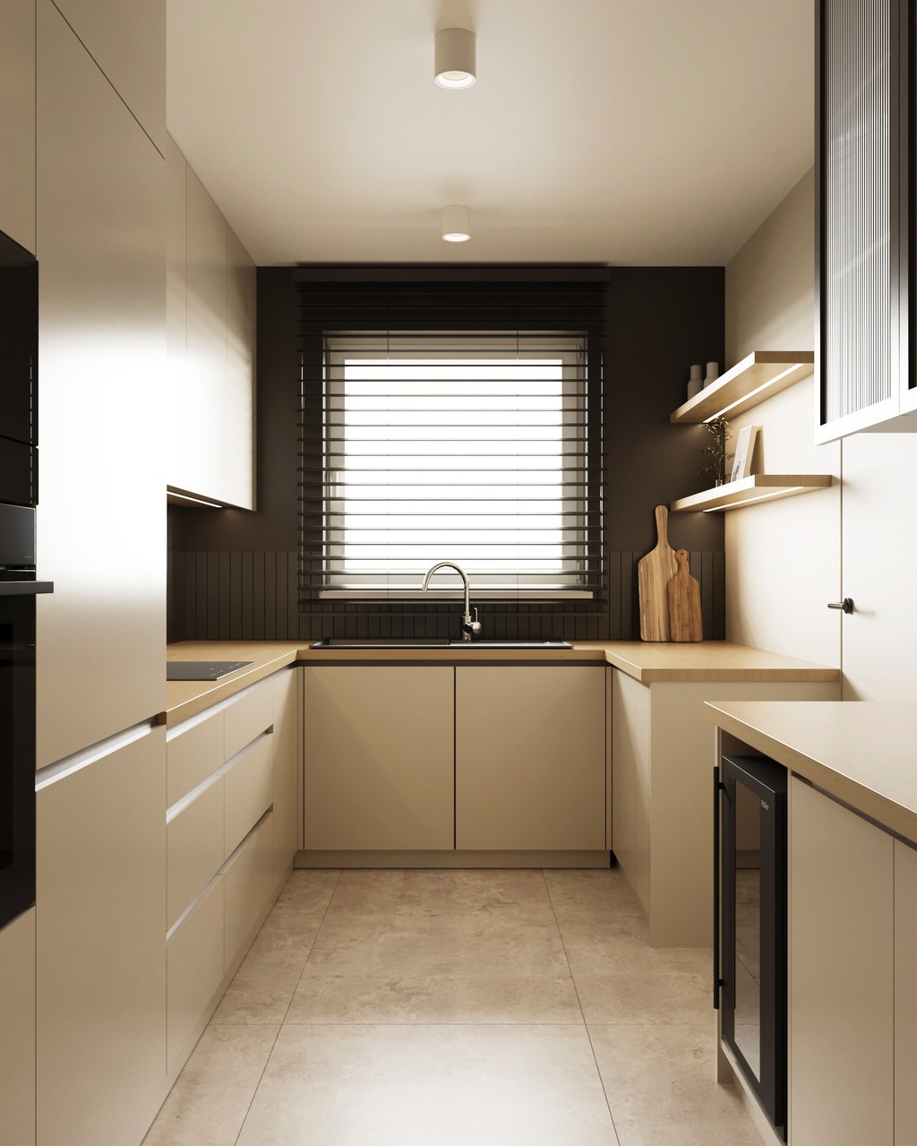 Minimalistyczna kuchnia w beżach z drewnianymi akcentami: blat, półki, deski do krojenia. Okno z żaluzjami i nowoczesne oświetlenie punktowe.