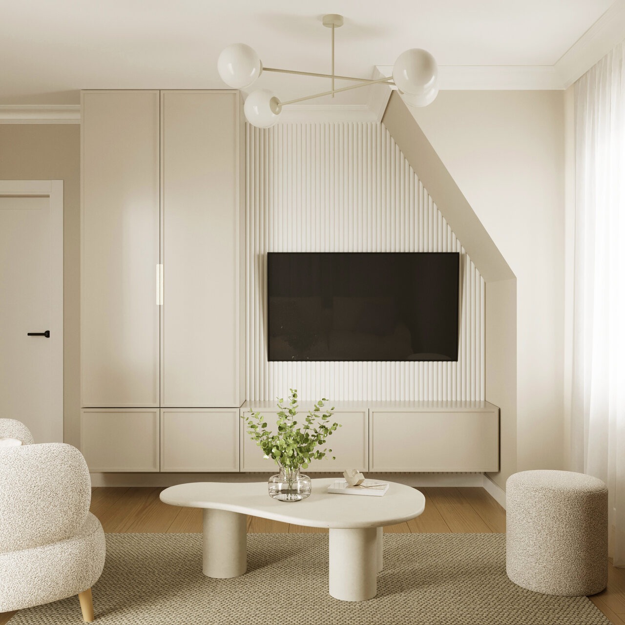 Jasne wnętrze pokoju dziennego z telewizorem w zabudowie, minimalistycznym stolikiem i pufą. Uwagę zwraca lampa sufitowa o kulistych kloszach i dekoracyjna ściana.