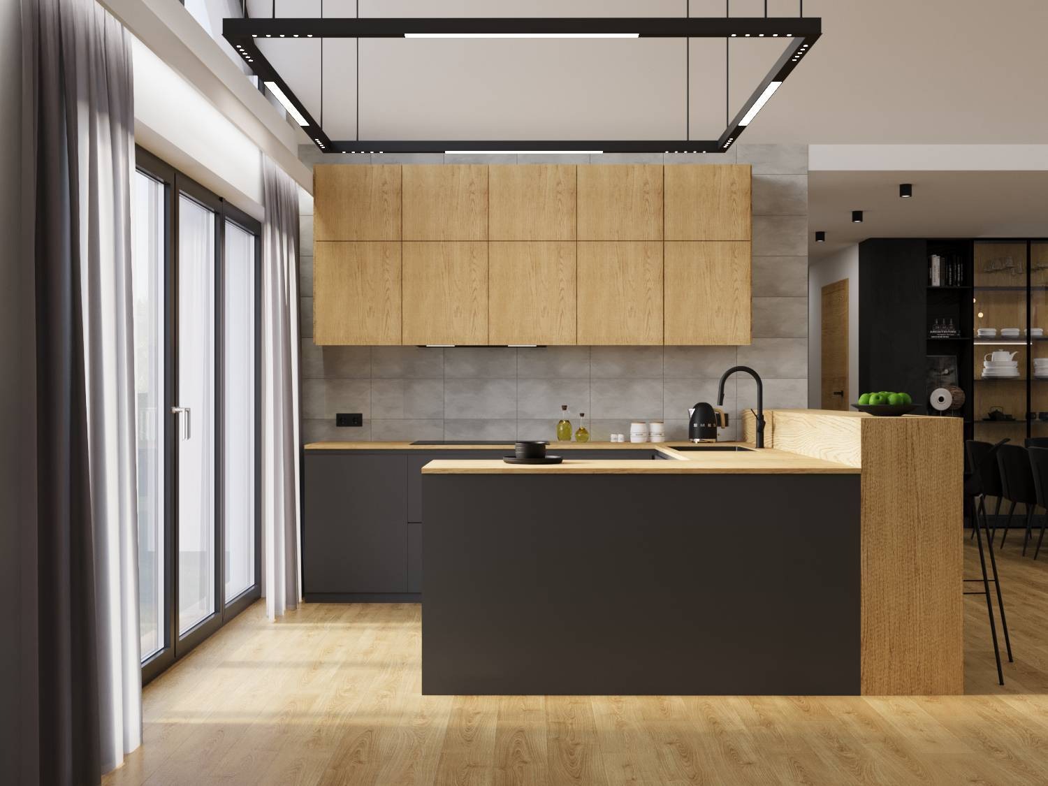 Nowoczesna kuchnia z wyspą: matowe, grafitowe szafki dolne, drewniane górne, podłoga w ciepłym odcieniu drewna, duże okno z zasłonami i designerska lampa sufitowa.