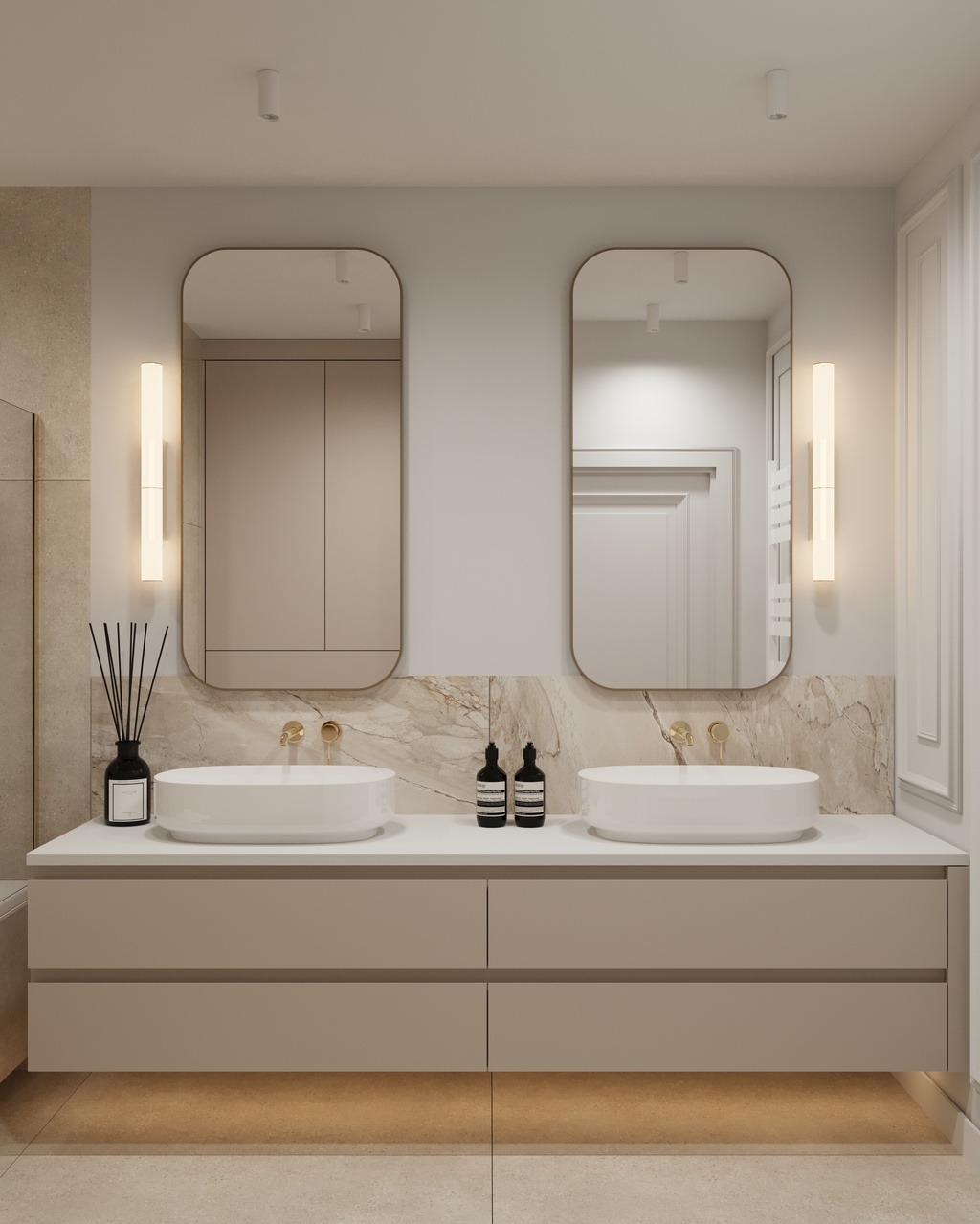 Elegancka łazienka z podwójną umywalką nablatową, lustrami w zaokrąglonych ramach i subtelnym oświetleniem LED. Beżowa kolorystyka i marmurowy backsplash.