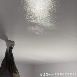 S.KOSS - Błyszczący efekt na suficie po malowaniu, widoczne drobinki brokatu, zabezpieczona lampa wisząca folią malarską.