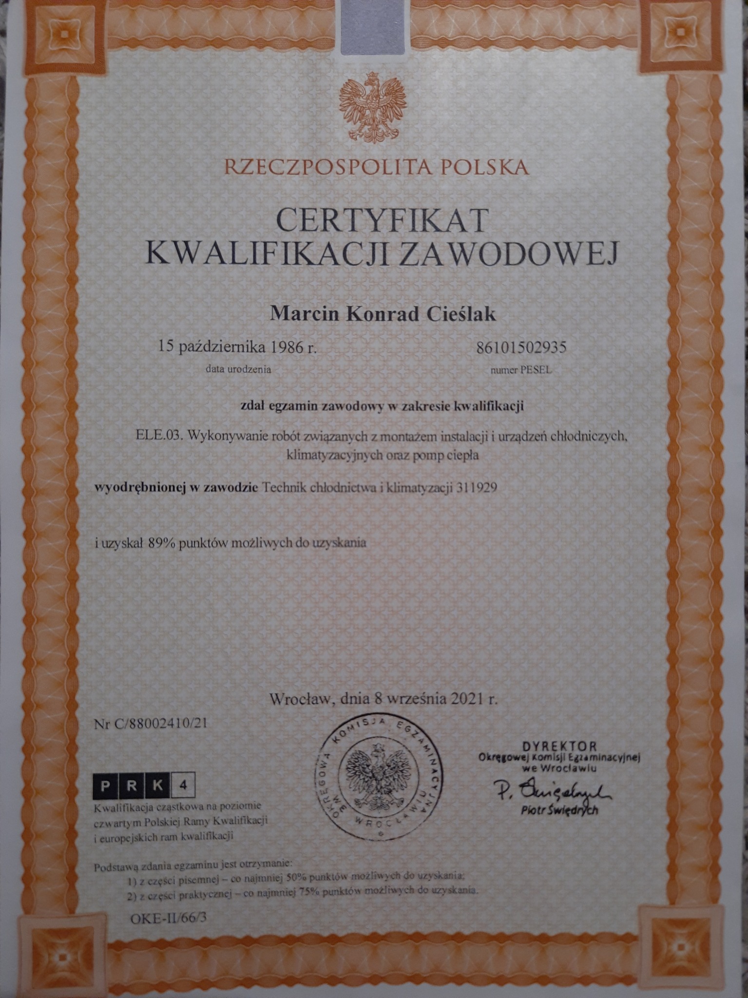 Certyfikat kwalifikacji zawodowej technika chłodnictwa i klimatyzacji Marcina Konrada Cieślaka, wydany we Wrocławiu w 2021 roku, potwierdzający zdanie egzaminu z wynikiem 89%.