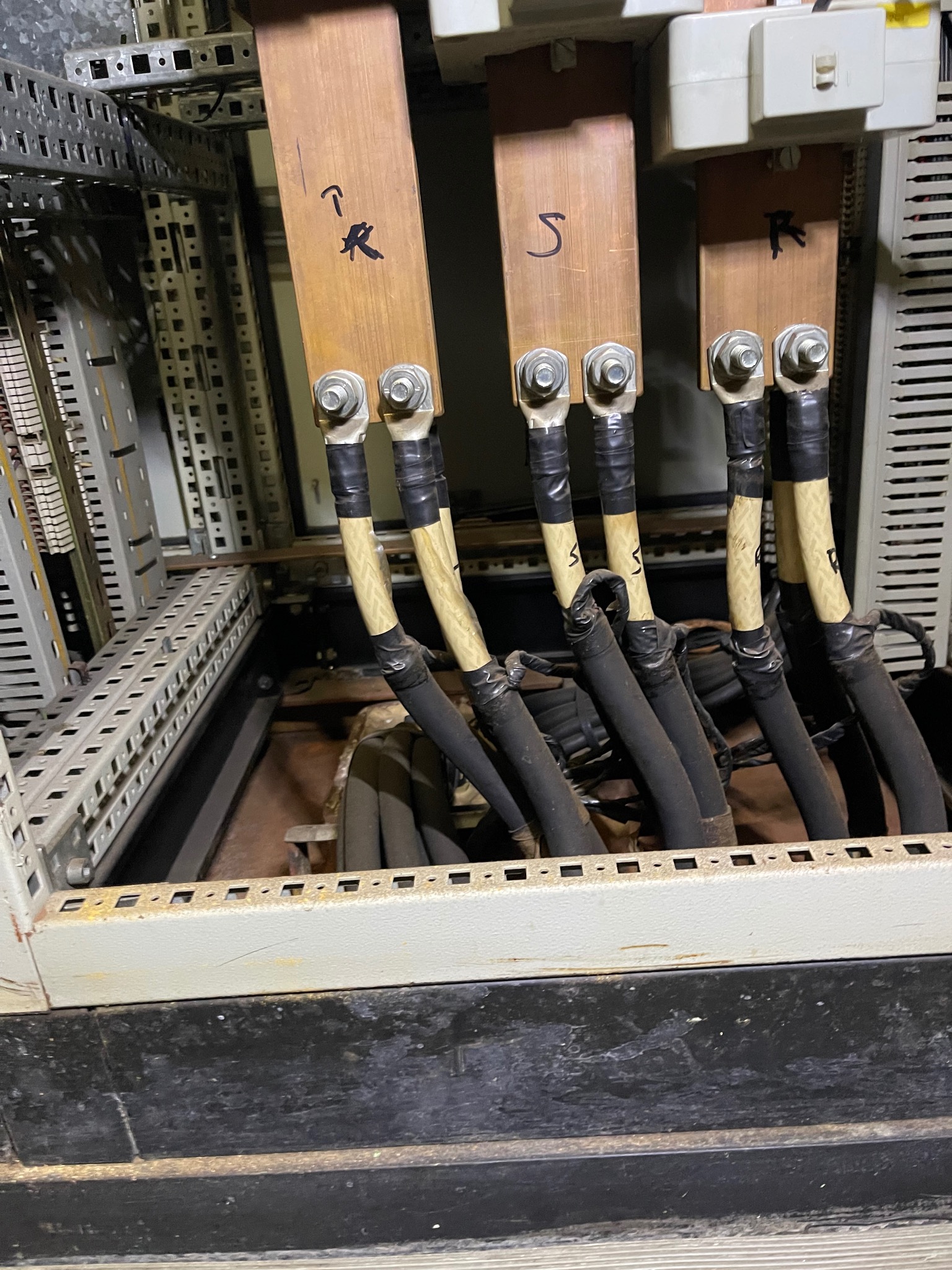 Podłączanie zasilań