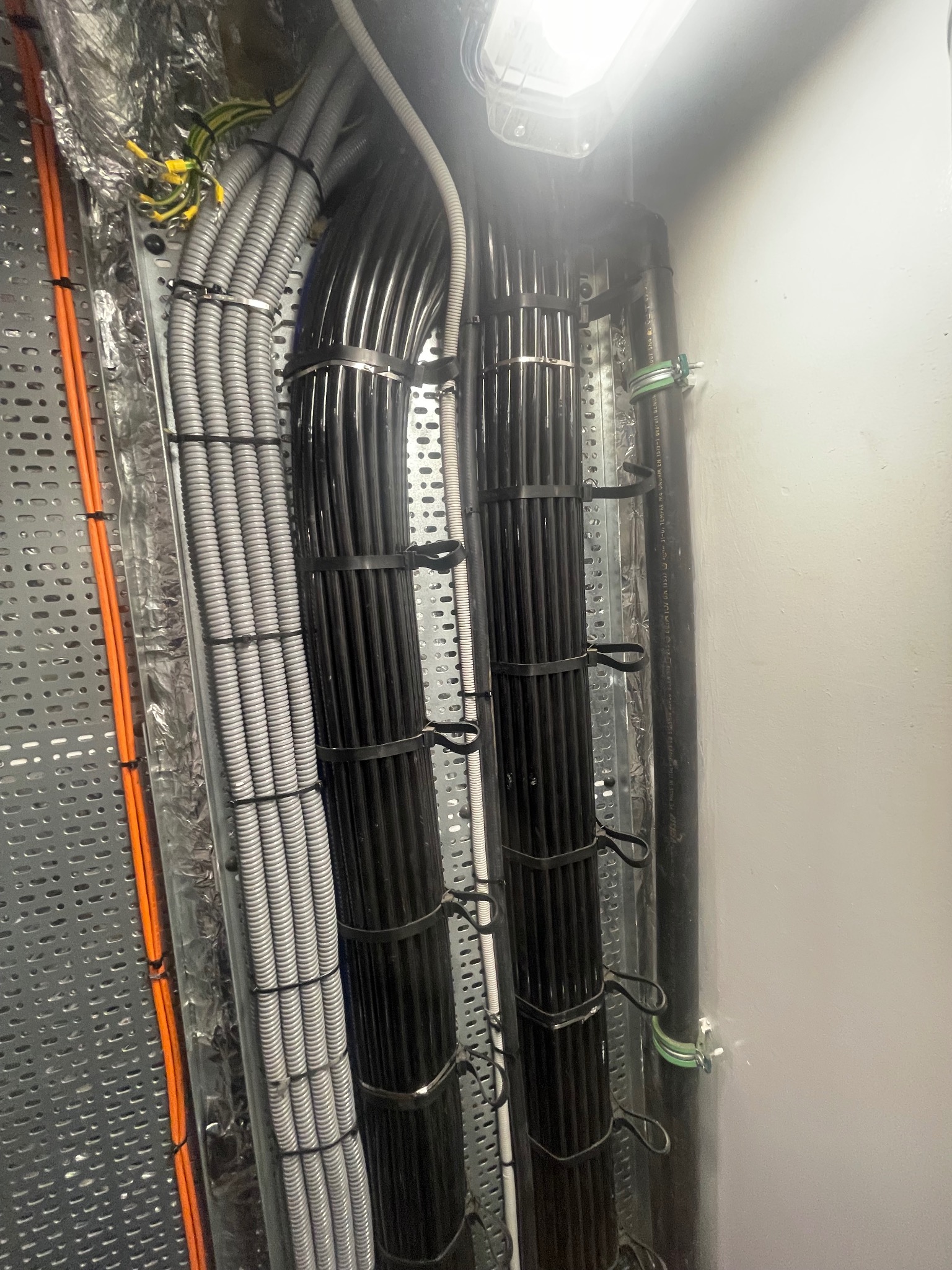 Montaż kabli na jednostkach pływających