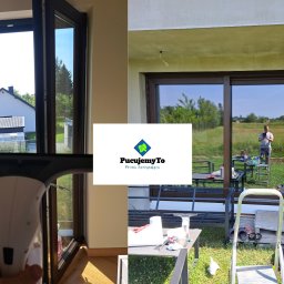 Pucujemyto - Czyszczenie okien panoramicznych za pomocą myjki elektrycznej, widok na dom i ogród, w tle osoba fotografująca odbicie w szybie, logo firmy sprzątającej nałożone na zdjęcie.