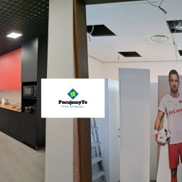 Pucujemyto - Dwa ujęcia biura po sprzątaniu: po lewej nowoczesna kuchnia z czerwonymi szafkami, po prawej przestrzeń biurowa z kartonową postacią piłkarza i niedokończonym sufitem podwieszanym.