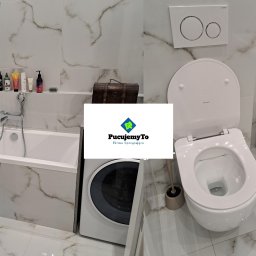 Pucujemyto - Wnętrze łazienki po sprzątaniu: białe marmurowe płytki, wanna z kosmetykami na półce, pralka, toaleta z otwartą klapą i czarnym pojemnikiem na szczotkę.