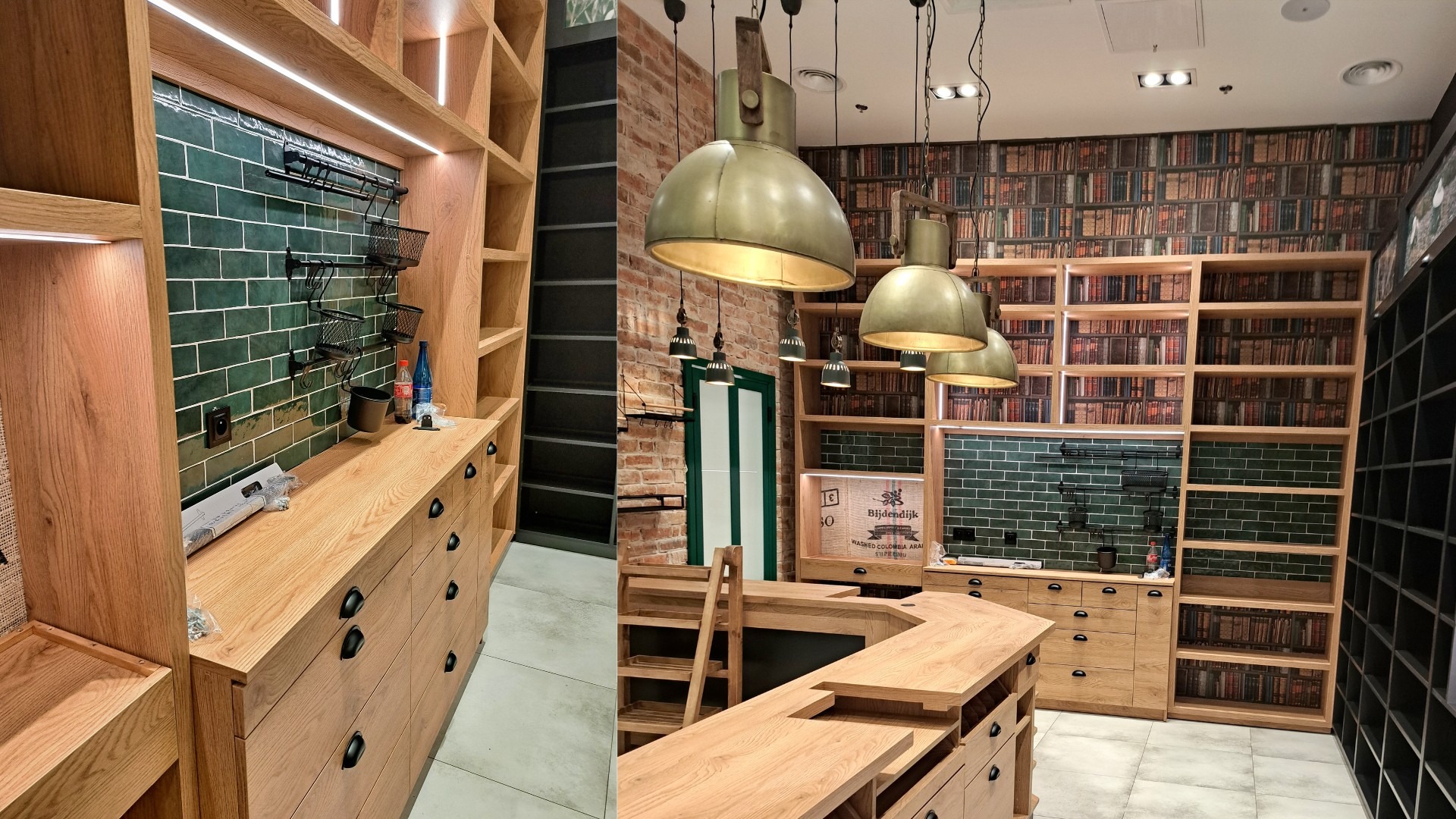 Wnętrze biura z drewnianymi regałami, zielonymi płytkami na ścianie i lampami wiszącymi w stylu industrialnym, widok na uporządkowane miejsce pracy.