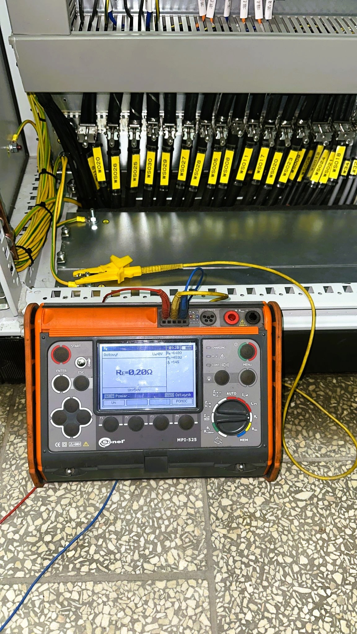 Miernik Sonel MPI-525 podłączony do szafy elektrycznej z oznaczonymi przewodami, wyświetlający wynik pomiaru rezystancji uziemienia 0,200Ω.