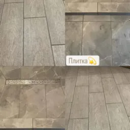 Wykończona podłoga w łazience z dwoma rodzajami płytek: imitacja drewna i marmur z odpływem liniowym