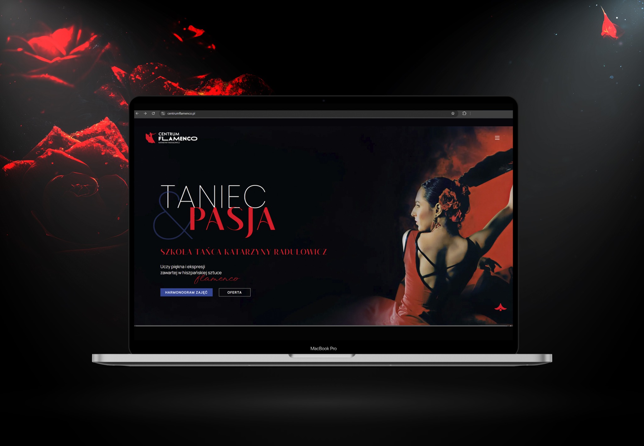 Laptop MacBook Pro wyświetla stronę internetową szkoły tańca flamenco 'Centrum Flamenco Katarzyny Radułowicz', z tancerką w czerwonej sukni w tle i tekstem 'Taniec & Pasja'.