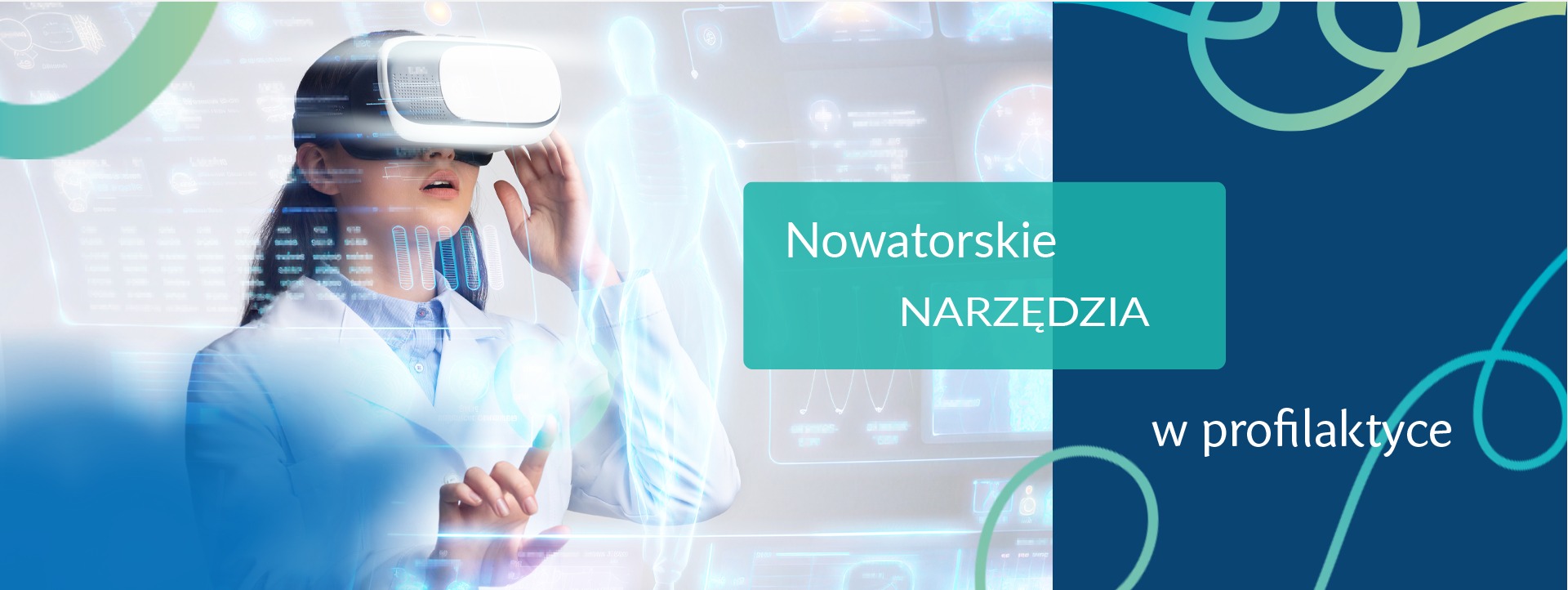 Kobieta w białym fartuchu używa gogli VR na tle interfejsu medycznego z modelem ludzkiego ciała i danymi telemetrycznymi. Nowoczesne narzędzia w profilaktyce.