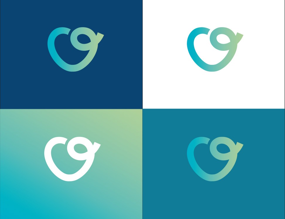 Abstrakcyjne logo w czterech wariantach kolorystycznych: gradient turkusowo-zielony na ciemnoniebieskim tle, gradient na białym tle, białe na tle gradientowym turkusowo-zielonym i gradient na tle...