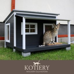 Grzegorz Ziomek Kotiery - Domek w stylu Modern Farmhouse jako dodatkowa atrakcja i miejsce do skrycia w KOTIERZE - wolierze dla Kotów.