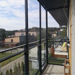 KOTIERA balkonowa - bezinwazyjne zabezpieczenie balkonu dla kotów. System panelowy z wytrzymałą siatka stalową dla maksimum bezpieczeństwa Twojego Kota.