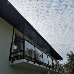 KOTIERA balkonowa - bezinwazyjne zabezpieczenie balkonu dla kotów. System panelowy z wytrzymałą siatka stalową dla maksimum bezpieczeństwa Twojego Kota.