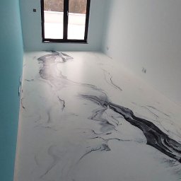 Żywica samorozlewna , dwa kolory.