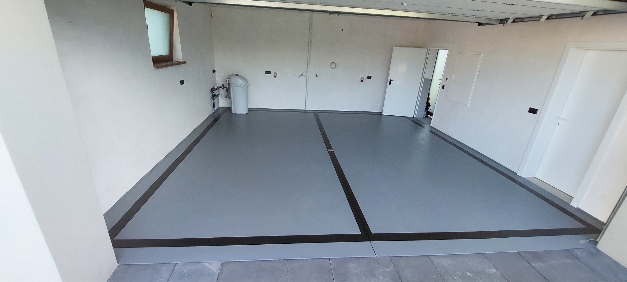Posadzka przemysłowa żywiczna zamknięta mega odpornym poliuretanem.