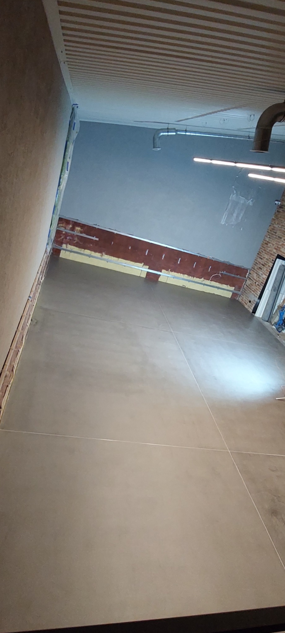 Posadzka Mikrocementowa w imitacji płyt betonowych