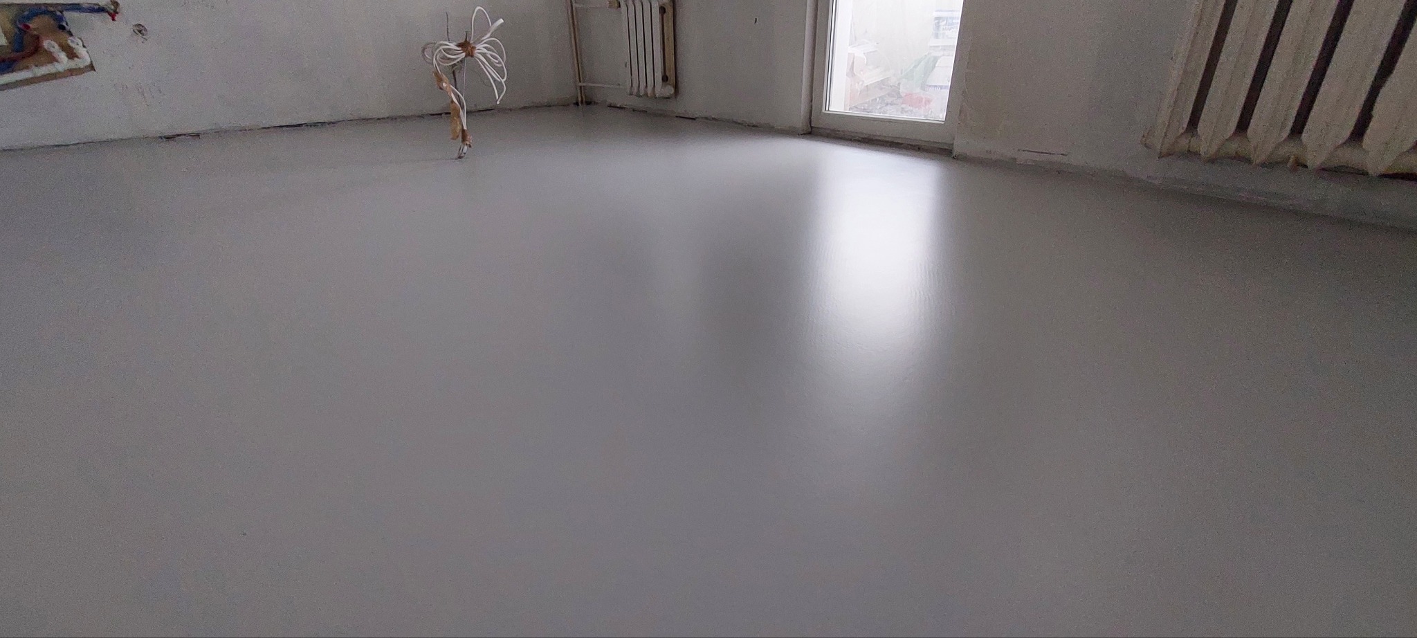 Mikrocement zamknięty wysoko odpornym poliuretanem pigmentowanym w kolorze RAL.