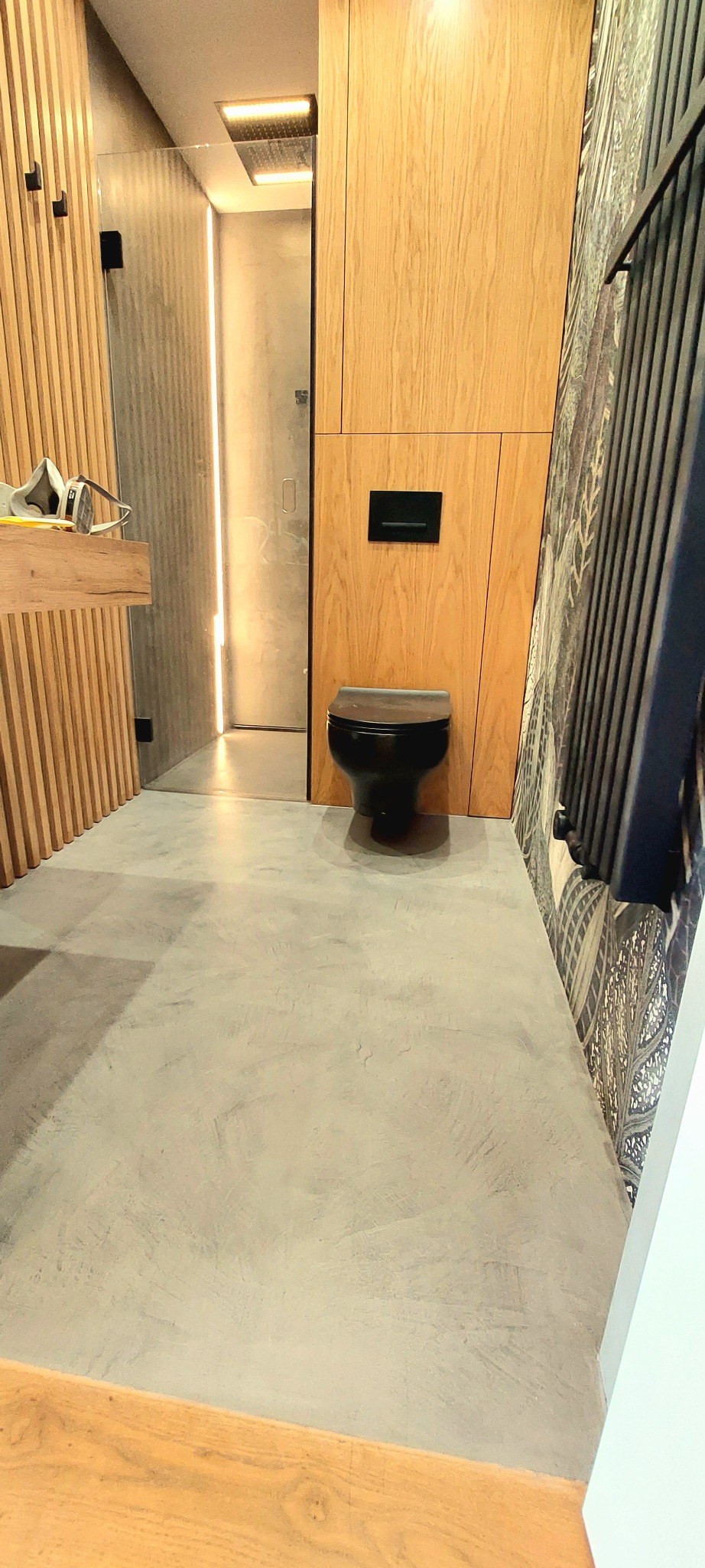 Mikrocement w łazience i kabinie prysznicowej wysoko wodoodporny.