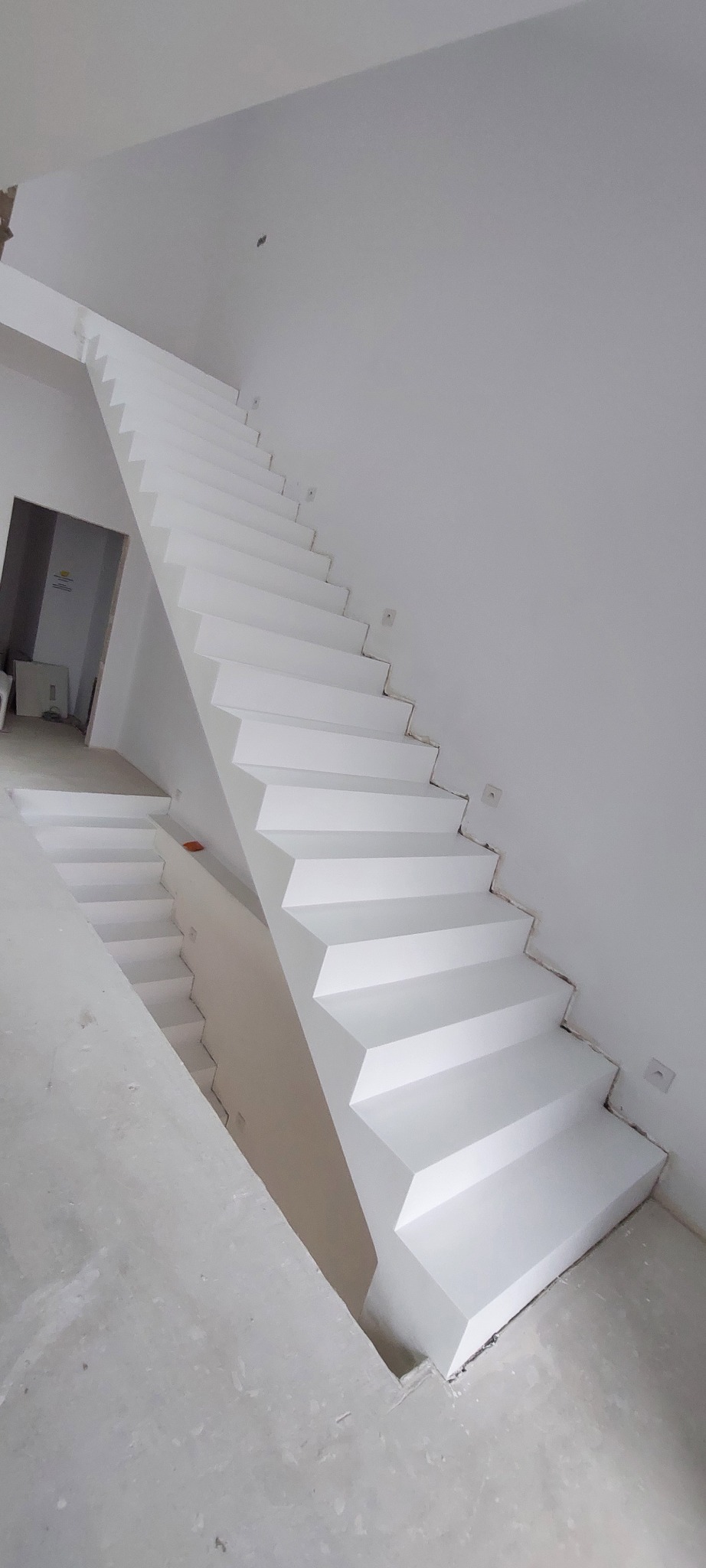 Mikrocement na schodach zamknięty pigmentowanym poliuretanem RAL 9003, mat.