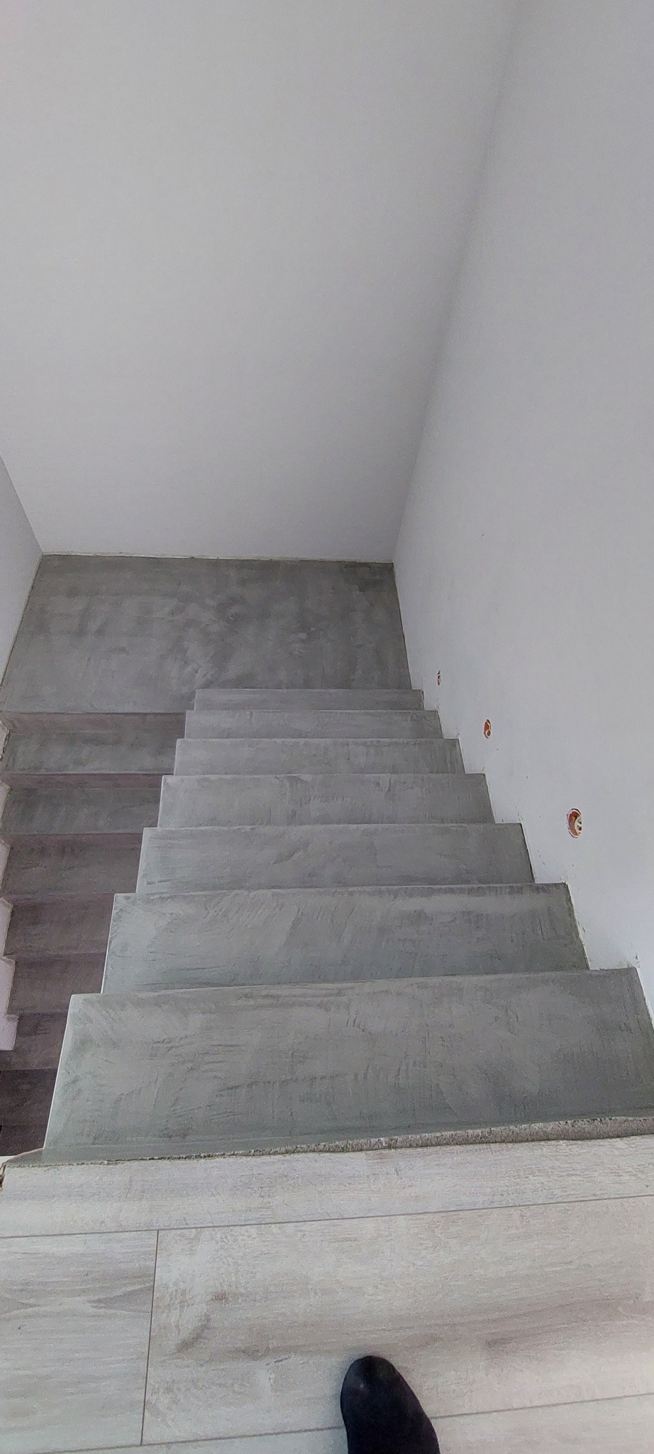 Schody z mikrocementu , efekt szary przetarty beton.