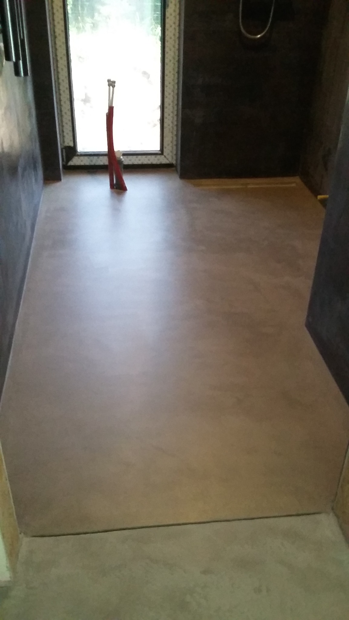 Łazienka, mikrocement na ścianach i podłodze w dwóch kolorach.