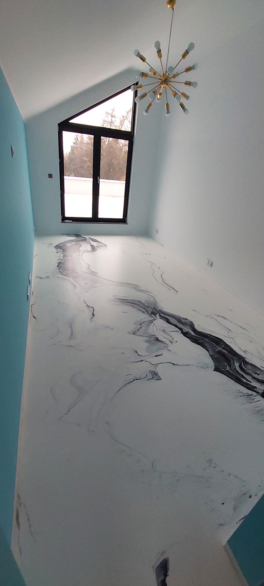 Żywica samorozlewna , dwa kolory.