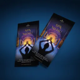 Dwa identyczne foldery reklamowe SPA Menu Pałac Wiechlice na ciemnoniebieskim tle, prezentujące sylwetkę kobiety na tle pałacowego dziedzińca.