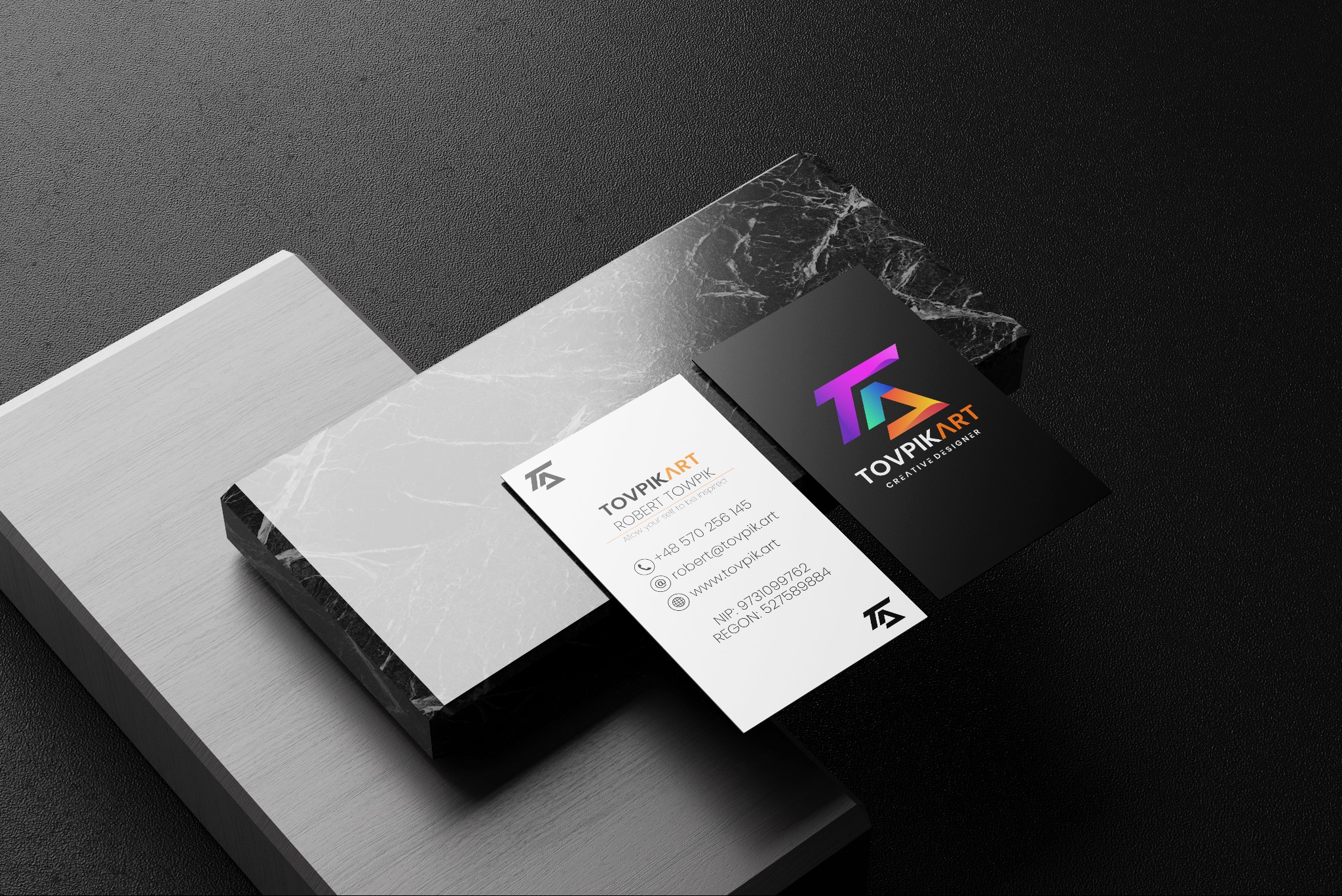 Dwie wizytówki firmy TOVPIKART na eleganckim tle z teksturą marmuru i drewna, jedna biała z danymi kontaktowymi, druga czarna z logo firmy.
