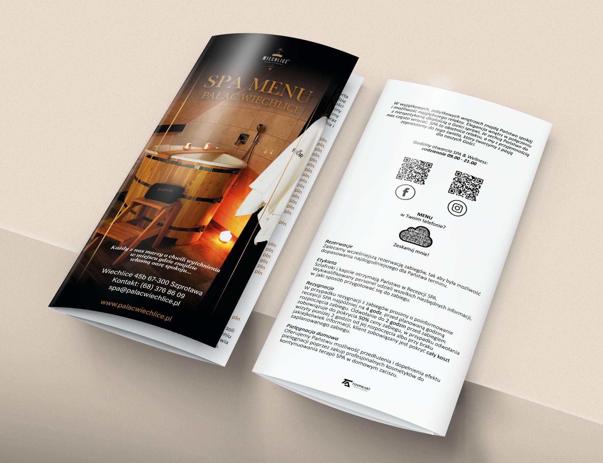 Rozłożona broszura reklamowa SPA Pałac Wiechlice, prezentująca drewnianą balię z podgrzewaną wodą i ręcznikiem marki Babor, z informacjami kontaktowymi i QR kodami do zeskanowania.