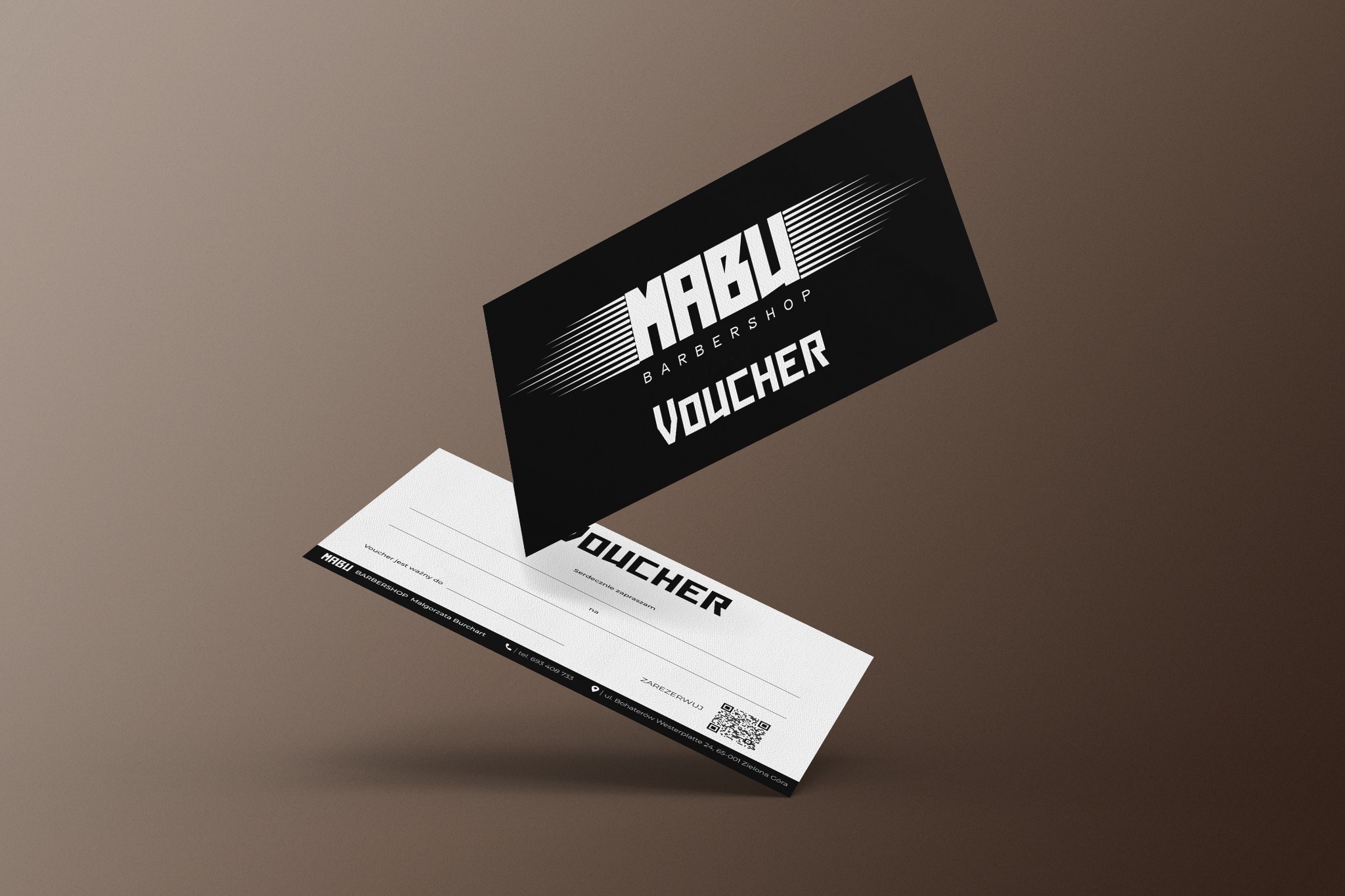 Czarno-biały voucher MABU Barbershop na brązowym tle, z miejscem na wpisanie daty ważności i zaproszeniem. Widoczny kod QR i dane kontaktowe.