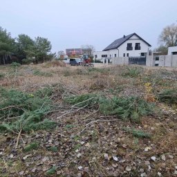 Osoba prywatna - Teren w Dusznikach po wycince drzew i krzewów, przygotowany pod nowe nasadzenia, z widocznym minikoparką w tle.