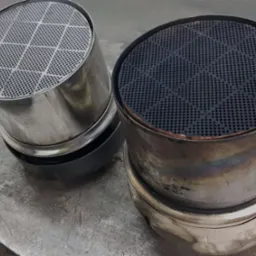 Por&oacute;wnanie nowego i używanego filtra cząstek stałych (DPF) z widoczną strukturą wkładu ceramicznego.