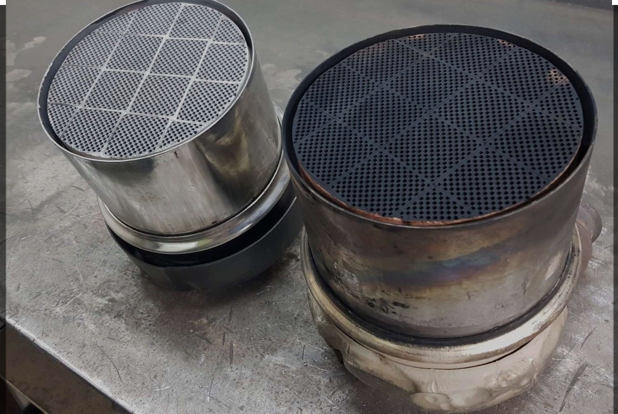 Porównanie nowego i używanego filtra cząstek stałych (DPF) z widoczną strukturą wkładu ceramicznego.